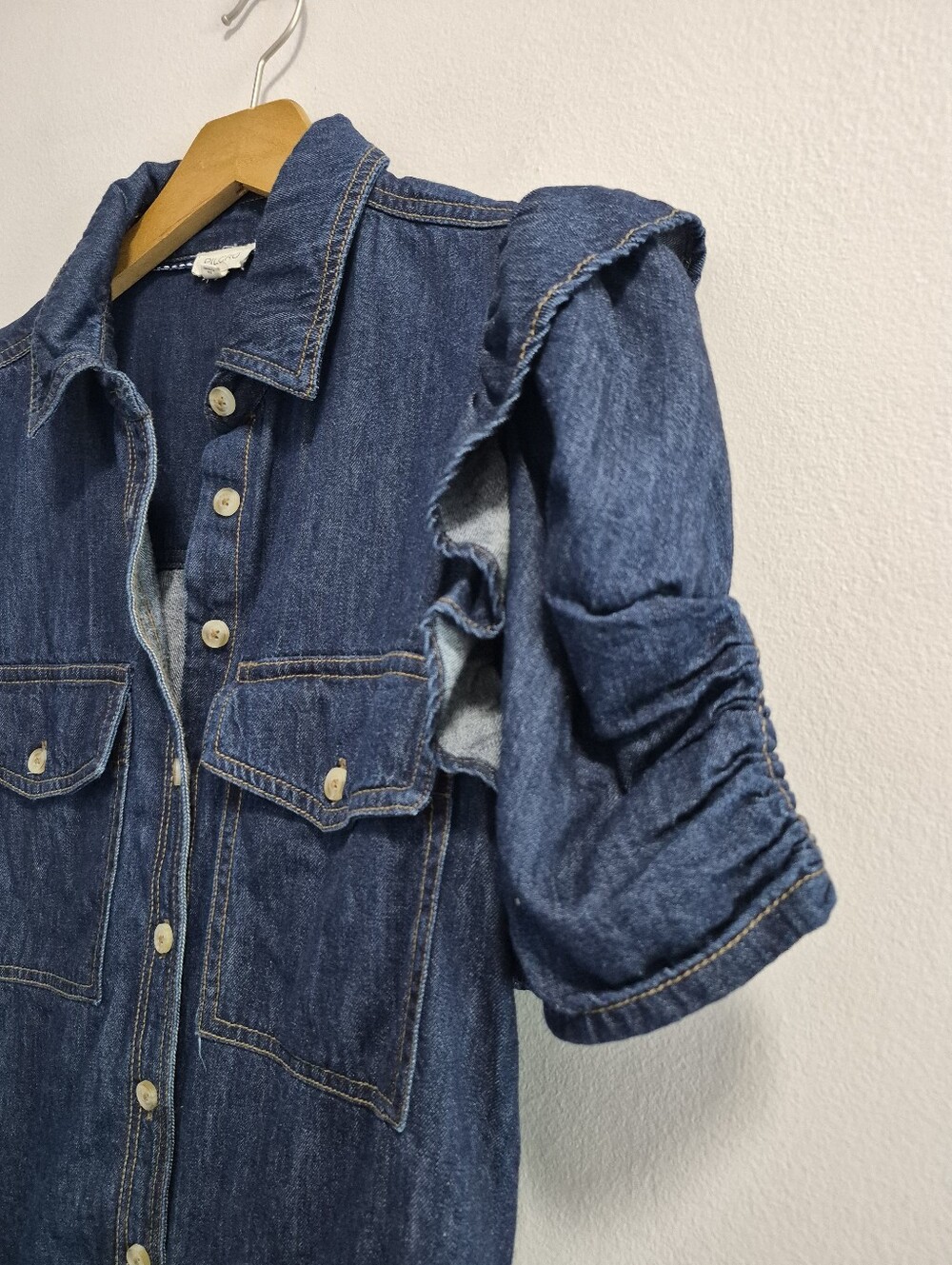 Pilcro Ozzi Ruffle-Sleeve Buttondown Denim Shirt Size Small - Picture 3 of 7